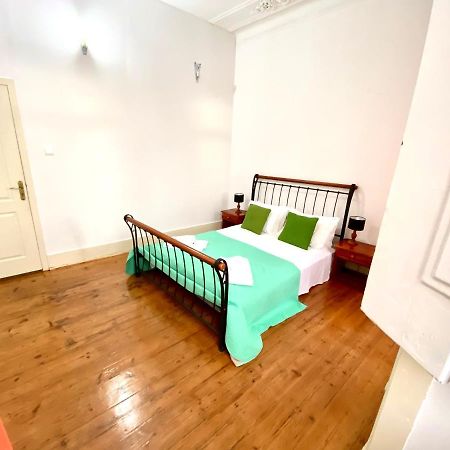 Artdeco Chiado 4 - Large Comfortable Double Room With Shared Bathroom Lisbona Esterno foto